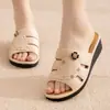 Pantuflas de tacón alto para mujer para verano, de suela gruesa, a la moda, antideslizantes, de suela blanda, adecuadas para uso en casa, zapatos de mamá, sandalias de cuña sociales