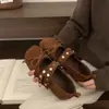 Primer Encuentro con los Zapatos de Cuero Mary Jane Rojos de Punta Redonda con Remaches y Tira Cruzada Retro para Mujer, Versátiles y Cómodos, Zapatos Planos de Ballet Suaves