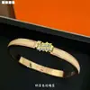 Versão de Luxo Pulseira com Letra H com Letras Coloridas em Esmalte, Artesanato Clássico em Ouro V, Fecho Clássico de Letra, Pulseira Guerreiro Preto