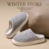 Pantuflas de algodón Baotou para mujer, otoño e invierno, cálidas para interior, suela gruesa, para pareja, hogar, un par de pantuflas de felpa esponjosa para mujer, invierno