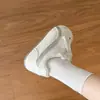 Zapatos Blancos Casuales Versátiles Súper Lindos Estilo Coreano para Mujer Otoño 2026 Nuevos Zapatos de Entrenamiento Alemanes Zapatos Deportivos Ligeros para Estudiantes