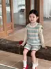 Ropa Infantil Estilo Coreano Otoño/Invierno 2026: Conjunto de Dos Piezas para Niña: Chaleco de Punto Floral Vintage y Shorts