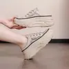 Sandálias femininas de mola para comércio exterior, bico fechado, estilo slip-on, com aumento de altura, solado grosso, sapatos preguiçosos slip-on, sem calcanhar, sapatos brancos, confortáveis
