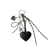 Colgante de cuero con forma de corazón lindo y femenino, disponible en stock transfronterizo, con cuentas de plata, lazo y elementos de corazón combinados en un accesorio para llavero