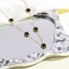 Juego de joyería de acero inoxidable de trébol de cinco hojas, pulsera, collar y juego de pendientes de flor de cinco hojas simple y elegante, joyería que no se decolora