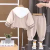 Traje de Primavera para Niños Comercio Exterior Primavera y Otoño Nuevo Guitarra Dinosaurio Manga Larga Casual Calle Frita Niños Pequeños y Medianos Conjunto de Tres Piezas Moderno