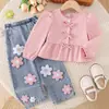 26 Nueva colección de primavera y otoño para exportación: top rosa de manga larga con bordado de toalla floral y pantalones de pierna ancha, dulce y lindo