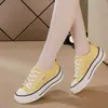2026 Nueva Versión Coreana Color Sólido Casual Color Caramelo Zapatos de Lona de Caña Baja para Mujer Zapatillas Planas Ligeras Zapatillas de Running de Moda