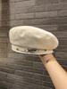 Boina Metálica Versátil Doce e Fresca Estilo Coreano para Mulheres, Adequada para Todas as Estações, Chapéu de Pintor Retrô de Topo Plano Celebridade da Internet Que Faz o Rosto Parecer Menor