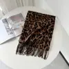 Bufanda de estampado de leopardo estilo vintage con una estética retro, de 'viejo dinero', con cachemira sintética y flecos, diseñada para mujeres, en estilo europeo y americano, adecuada para ventas transfronterizas, disponible al por mayor