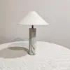 Lámpara de mesa de noche para dormitorio de madera maciza estilo Wabi-Sabi Lámpara de ambiente de color nogal con pilar cuadrado Wabi-Sabi para habitación de huéspedes B&B sala de té Hierro estilo Wabi-Sabi