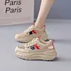 Kt2669 nuevas sandalias casuales blancas transpirables populares con diseño hueco para mujer, de suela suave, de suela gruesa, zapatos de mujer modernos y versátiles