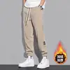 Moda masculina otoño e invierno pantalones jogger de pana de color liso versátiles para hombres y adolescentes con un diseño holgado y forro polar
