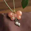 Colgante Natural de Flor de Durazno, Colgante de Mariposa Tallado a Doble Cara Finamente Elaborado en Jade de Tianshan, Colgante de Mariposa de Jade Estilo Chino