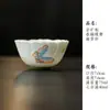 Juego de té de cerámica pintado a mano bajo vidriado con motivos de mariposas y flores, que incluye un gaiwan, tetera, taza de té, platillo, posavasos y vaso de agua