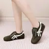 Novos sapatos femininos estilo retrô, forrados com fleece, de algodão, sapatos de inverno quentes com cadarço, sapatos slip-on, com sola macia, antiderrapantes, sapatos de treino alemães