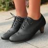 Sapatos Femininos de Camada Única Primavera e Outono Boi Bico Redondo Salto com Padrão de Madeira Salto Grosso Salto Alto Cadarço Flor Queimada Retro Boca Profunda Sapatos Pequenos de Couro para Comutar