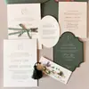 Convite de casamento em relevo vintage com fita de cetim verde escuro e borlas, convite em relevo personalizado