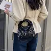 Nova bolsa transversal moderna e requintada com um toque de nicho, bolsa versátil de ombro e sob o braço com corrente de lantejoulas, bolsa feminina Verão 2026