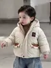 Conjunto de Ropa de Invierno de Algodón para Bebé Niño 2026 Nuevo Elegante Rayado Base Transpirable Moderno Genial Cargo Jeans de Mezclilla Conjunto de Tres Piezas