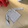 Camisa Polo Gris de Manga Larga con Cuello Henry para Hombre Costura Americana Desestructurada Hombro Derecho Versión Boxy con Sudadera por Dentro