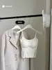 Camisola tipo algodón con cuello en U que resalta las líneas de la clavícula, con espalda de encaje y copas incorporadas, adecuada tanto para usar como prenda interior como exterior, con un hermoso diseño en la espalda
