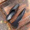 Novos Sapatos de Salto Médio Quadrados com Padrão Trançado Retro Outono/Inverno 2025 para Mulheres, Sapatos de Calçar para Trabalho e Deslocamento, Sapatos de Salto Único Modernos