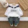 Conjunto de Roupa de Primavera para Meninos 2026 Novo Estilo para Bebês e Crianças Conjunto de Duas Peças com Moletom com Capuz e Estampa de Letras para Meninos, Estiloso e Moderno
