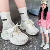 Zapatos ligeros estilo papá para niños 2026 primavera/verano nuevo estilo zapatillas transpirables para niñas zapatos blancos versátiles zapatillas de correr para niños