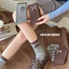 Meias femininas marrons para outono e inverno com laços, meias de cano médio doces e fofas, meias de algodão sem costura, meias largas estilo Maillard para primavera e outono