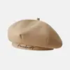 Boina de Lana Bordada Retro de Moda para Otoño e Invierno para Mujer, Versátil Color Sólido Estilo Japonés, Sombrero de Artista Adelgazante, Moda Casual
