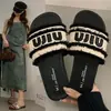Chinelos Planos Femininos 2026 Verão Novos Slides com Letras Outdoor Super Bonitos com Saias Solado Macio Sandálias de Praia Femininas