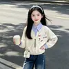 Coleção versátil de primavera e outono: Conjunto de duas peças estiloso e moderno, estilo coreano, para meninas, apresentando uma blusa de moletom falsa de duas peças e calça jeans com detalhe de laço.
