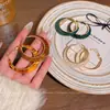 Brincos Redondos Vazados Retrô Europeus e Americanos para Mulheres, Luxo Leve, Brincos de Alta Qualidade, Personalidade Fashion, Brincos Versáteis Atacado