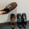 Mocasines de Estilo Británico con Hebilla Tallada Retro que Aumentan la Altura Interior, con Forro de Lana para Calidez, Zapatos de Cuero sin Cordones para Personas Petitas