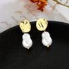 Aretes de Perlas Franceses con Forma Especial Moda Retro Aretes Exagerados 2022 Exportación Nuevos Aretes de Perlas Mayoreo para Mujeres