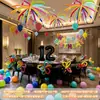 Decoración de escena de fiesta de cumpleaños en sala privada de hotel, fuegos artificiales de dopamina coloridos, globos largos para una atmósfera alegre
