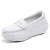 Zapatos de enfermera de piel de vaca nuevos de primavera, suela de EVA, tacón de pendiente cómodo, zapatos blancos para hospital, suela gruesa, zapatos para mujer, venta al por mayor directa de fábrica