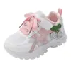 Zapatillas de Malla de Cereza para Niñas Estilo Verano 2026 Transpirables de Velcro Casuales Zapatos de Papá para Niños Mayores Estilo Otoño