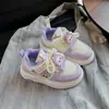 Tênis Esportivo Casual Feminino 2025 Outono Novo Estilo Sapatos Brancos Infantis Solado Macio Tênis Esportivo Casual Tênis de Corrida para Meninas
