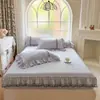 Faldón de cama acolchado estilo princesa pieza única modelo nuevo 2025 encaje sábana bajera protector de colchón cubierta de cama engrosada cubierta antipolvo