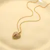 Colar gargantilha em aço inoxidável banhado a ouro real com pingente em formato de coração com asas de anjo, com opção de gravação, para mulheres