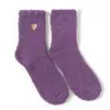 Meias de comprimento médio em fleece coral adorável com bordado dourado em seda para mulheres, meias quentes para casa de outono e inverno, meias de dormir meio aveludadas, atacado