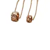 Estilo Chanel Baño de Oro V Versión de Alta Gama para Mujer Nuevo Collar Pequeño de Perlas Doradas Coco Patrón de Diamantes Colgante Artesanía CNC Cadena para la Clavícula