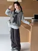 Conjunto de tres piezas de camisa de punto estilo preppy para niñas, nueva colección otoño 2026, para niños mayores, pantalones de trabajo, conjunto de atuendo de otoño
