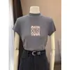 Camiseta de manga corta para mujer con hombros de ajuste regular, cuello semi-alto, algodón puro, color café, diseño moderno y versátil, adecuada como capa base para otoño