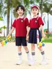Traje de Uniforme Deportivo Rojo para Estudiantes de Primaria de Manga Corta Uniforme de Verano para Clase Uniforme de Jardín de Infancia Chaqueta Conjunto de Tres Piezas para Niños