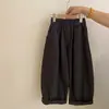 Nuevo atuendo de otoño para niñas: un cárdigan de punto a rayas color block con efecto adelgazante, combinado con un suéter con cremallera y pantalones de pierna curva - un conjunto de dos piezas