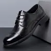 Nuevos zapatos derby casuales transpirables de otoño para hombre, zapatos de vestir formales de cuero, zapatos de tres agujeros para hombre estilo británico de cuero genuino