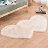 Nueva alfombra de lana sintética para habitación de princesa de niños, alfombrilla de noche, tapete con forma de corazón para uso doméstico en sala de estar, dormitorio y vestidor